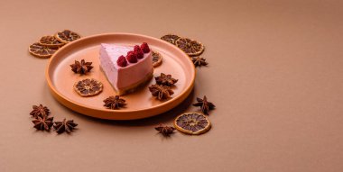 Ahududulu ya da çilekli cheesecake, çilekli bir dilim tatlı kırmızı kek. Tasarımınız için arkaplan olarak ahudududulu cheesecake.