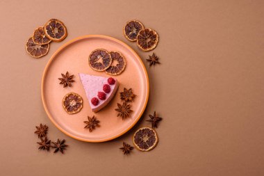 Ahududulu ya da çilekli cheesecake, çilekli bir dilim tatlı kırmızı kek. Tasarımınız için arkaplan olarak ahudududulu cheesecake.