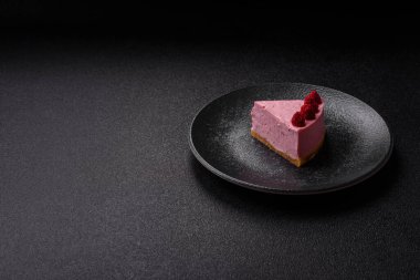 Ahududulu ya da çilekli cheesecake, çilekli bir dilim tatlı kırmızı kek. Tasarımınız için arkaplan olarak ahudududulu cheesecake.