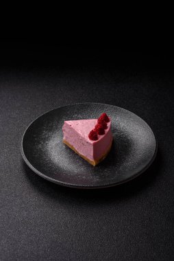 Ahududulu ya da çilekli cheesecake, çilekli bir dilim tatlı kırmızı kek. Tasarımınız için arkaplan olarak ahudududulu cheesecake.