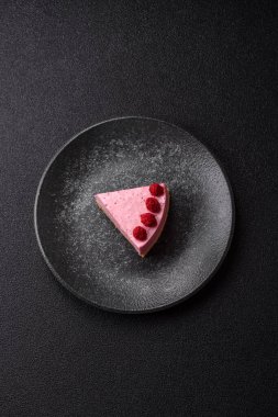 Ahududulu ya da çilekli cheesecake, çilekli bir dilim tatlı kırmızı kek. Tasarımınız için arkaplan olarak ahudududulu cheesecake.