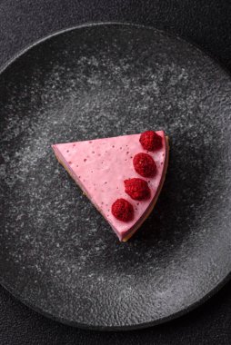 Ahududulu ya da çilekli cheesecake, çilekli bir dilim tatlı kırmızı kek. Tasarımınız için arkaplan olarak ahudududulu cheesecake.