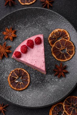 Ahududulu ya da çilekli cheesecake, çilekli bir dilim tatlı kırmızı kek. Tasarımınız için arkaplan olarak ahudududulu cheesecake.