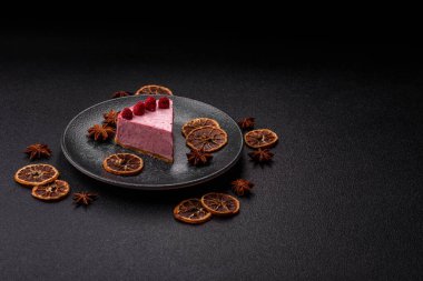 Ahududulu ya da çilekli cheesecake, çilekli bir dilim tatlı kırmızı kek. Tasarımınız için arkaplan olarak ahudududulu cheesecake.