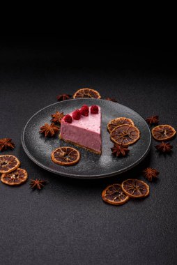 Ahududulu ya da çilekli cheesecake, çilekli bir dilim tatlı kırmızı kek. Tasarımınız için arkaplan olarak ahudududulu cheesecake.