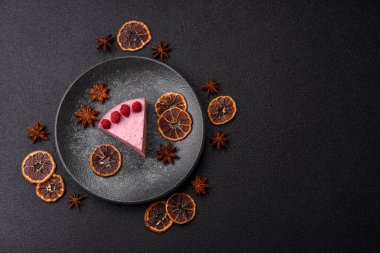 Ahududulu ya da çilekli cheesecake, çilekli bir dilim tatlı kırmızı kek. Tasarımınız için arkaplan olarak ahudududulu cheesecake.