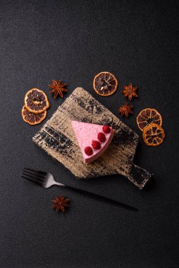 Ahududulu ya da çilekli cheesecake, çilekli bir dilim tatlı kırmızı kek. Tasarımınız için arkaplan olarak ahudududulu cheesecake.