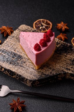 Ahududulu ya da çilekli cheesecake, çilekli bir dilim tatlı kırmızı kek. Tasarımınız için arkaplan olarak ahudududulu cheesecake.