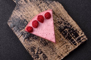 Ahududulu ya da çilekli cheesecake, çilekli bir dilim tatlı kırmızı kek. Tasarımınız için arkaplan olarak ahudududulu cheesecake.