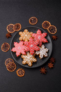 Zencefilli çörek, Noel kurabiyeleri ve bayram süsleri. Noel zencefilli ekmeği tasarımınız için bir zemin