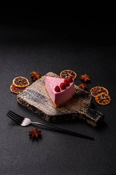 Ahududulu ya da çilekli cheesecake, çilekli bir dilim tatlı kırmızı kek. Tasarımınız için arkaplan olarak ahudududulu cheesecake.