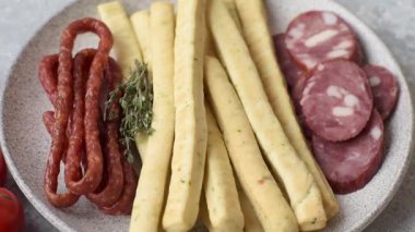 Grissini ekmeği, bir İtalyan buğday böreği, harika bir öğle yemeği atıştırmalığıdır. Grissini ekmeği.