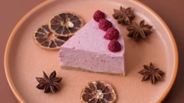 Ahududulu ya da çilekli cheesecake, çilekli bir dilim tatlı kırmızı kek. Ahududu peynirli kek.