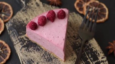 Ahududulu ya da çilekli cheesecake, çilekli bir dilim tatlı kırmızı kek. Ahududu peynirli kek.