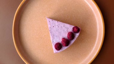 Ahududulu ya da çilekli cheesecake, çilekli bir dilim tatlı kırmızı kek. Ahududu peynirli kek.