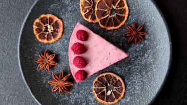 Ahududulu ya da çilekli cheesecake, çilekli bir dilim tatlı kırmızı kek. Ahududu peynirli kek.