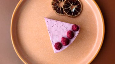 Ahududulu ya da çilekli cheesecake, çilekli bir dilim tatlı kırmızı kek. Ahududu peynirli kek.