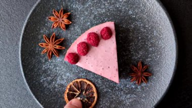 Ahududulu ya da çilekli cheesecake, çilekli bir dilim tatlı kırmızı kek. Ahududu peynirli kek.