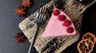 Ahududulu ya da çilekli cheesecake, çilekli bir dilim tatlı kırmızı kek. Ahududu peynirli kek.