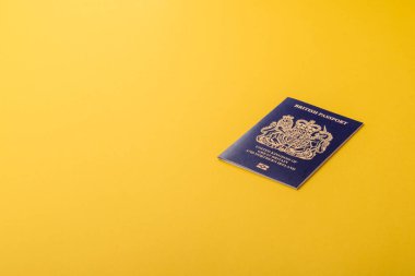 Seyahat etmek, uçmak ve iş yapmak için İngiliz pasaportu. Birleşik Krallık belgesi, sınırı geçmek için kimlik