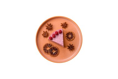 Ahududulu ya da çilekli cheesecake, çilekli bir dilim tatlı kırmızı kek. Tasarımınız için arkaplan olarak ahudududulu cheesecake.