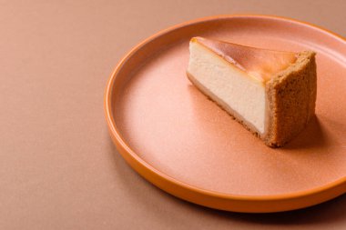 New York peynirli keki, bir dilim tatlı turta, klasik bir cheesecake tatlısı. Tasarımınız için yemek arkaplanı olarak New York peynirli keki