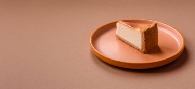 New York peynirli keki, bir dilim tatlı turta, klasik bir cheesecake tatlısı. Tasarımınız için yemek arkaplanı olarak New York peynirli keki