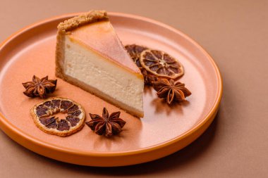 New York peynirli keki, bir dilim tatlı turta, klasik bir cheesecake tatlısı. Tasarımınız için yemek arkaplanı olarak New York peynirli keki