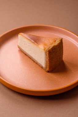New York peynirli keki, bir dilim tatlı turta, klasik bir cheesecake tatlısı. Tasarımınız için yemek arkaplanı olarak New York peynirli keki