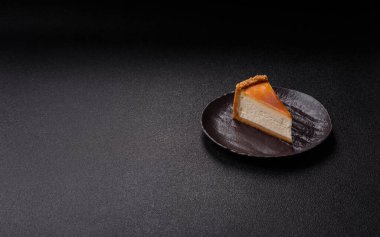 New York peynirli keki, bir dilim tatlı turta, klasik bir cheesecake tatlısı. Tasarımınız için yemek arkaplanı olarak New York peynirli keki