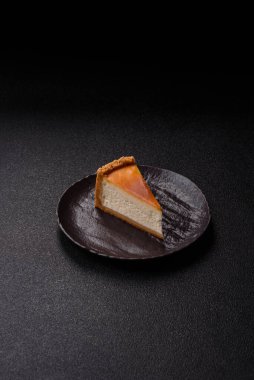 New York peynirli keki, bir dilim tatlı turta, klasik bir cheesecake tatlısı. Tasarımınız için yemek arkaplanı olarak New York peynirli keki