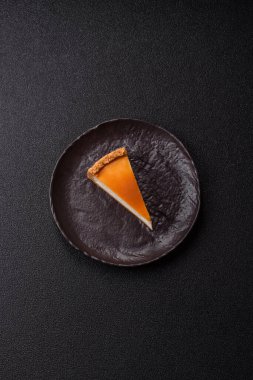 New York peynirli keki, bir dilim tatlı turta, klasik bir cheesecake tatlısı. Tasarımınız için yemek arkaplanı olarak New York peynirli keki