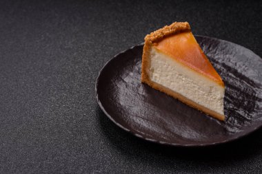 New York peynirli keki, bir dilim tatlı turta, klasik bir cheesecake tatlısı. Tasarımınız için yemek arkaplanı olarak New York peynirli keki