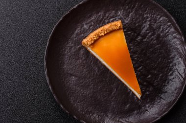 New York peynirli keki, bir dilim tatlı turta, klasik bir cheesecake tatlısı. Tasarımınız için yemek arkaplanı olarak New York peynirli keki