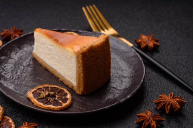 New York peynirli keki, bir dilim tatlı turta, klasik bir cheesecake tatlısı. Tasarımınız için yemek arkaplanı olarak New York peynirli keki