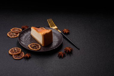 New York peynirli keki, bir dilim tatlı turta, klasik bir cheesecake tatlısı. Tasarımınız için yemek arkaplanı olarak New York peynirli keki