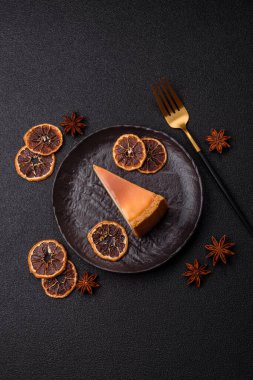 New York peynirli keki, bir dilim tatlı turta, klasik bir cheesecake tatlısı. Tasarımınız için yemek arkaplanı olarak New York peynirli keki