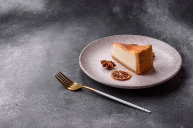 New York peynirli keki, bir dilim tatlı turta, klasik bir cheesecake tatlısı. Tasarımınız için yemek arkaplanı olarak New York peynirli keki