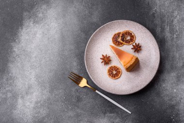 New York peynirli keki, bir dilim tatlı turta, klasik bir cheesecake tatlısı. Tasarımınız için yemek arkaplanı olarak New York peynirli keki