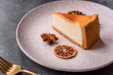 New York peynirli keki, bir dilim tatlı turta, klasik bir cheesecake tatlısı. Tasarımınız için yemek arkaplanı olarak New York peynirli keki