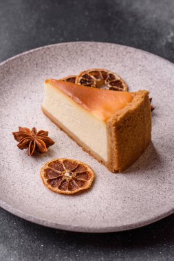 New York peynirli keki, bir dilim tatlı turta, klasik bir cheesecake tatlısı. Tasarımınız için yemek arkaplanı olarak New York peynirli keki