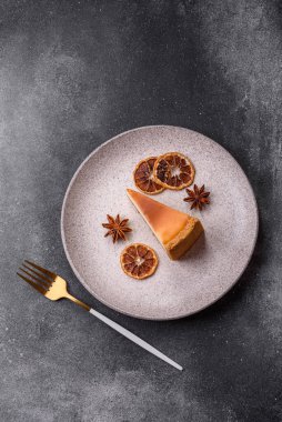 New York peynirli keki, bir dilim tatlı turta, klasik bir cheesecake tatlısı. Tasarımınız için yemek arkaplanı olarak New York peynirli keki