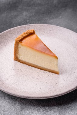 New York peynirli keki, bir dilim tatlı turta, klasik bir cheesecake tatlısı. Tasarımınız için yemek arkaplanı olarak New York peynirli keki