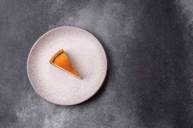 New York peynirli keki, bir dilim tatlı turta, klasik bir cheesecake tatlısı. Tasarımınız için yemek arkaplanı olarak New York peynirli keki