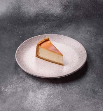 New York peynirli keki, bir dilim tatlı turta, klasik bir cheesecake tatlısı. Tasarımınız için yemek arkaplanı olarak New York peynirli keki