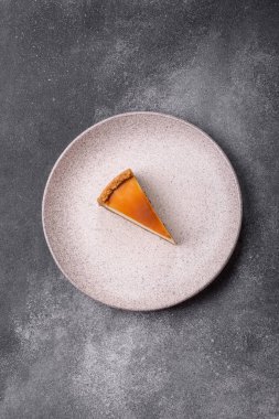 New York peynirli keki, bir dilim tatlı turta, klasik bir cheesecake tatlısı. Tasarımınız için yemek arkaplanı olarak New York peynirli keki