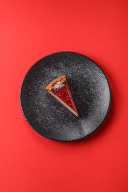 Çilekli kek, bir dilim tatlı pasta, klasik bir cheesecake tatlısı. Tasarımınız için gıda arka planı olarak çilekli cheesecake.