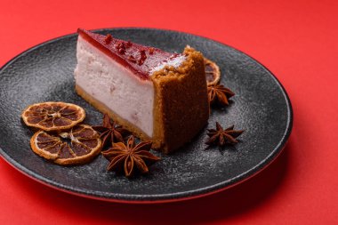 Çilekli kek, bir dilim tatlı pasta, klasik bir cheesecake tatlısı. Tasarımınız için gıda arka planı olarak çilekli cheesecake.