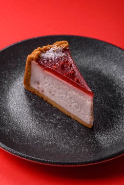 Çilekli kek, bir dilim tatlı pasta, klasik bir cheesecake tatlısı. Tasarımınız için gıda arka planı olarak çilekli cheesecake.