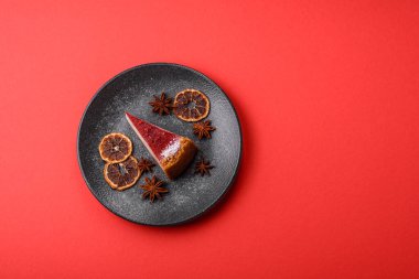 Çilekli kek, bir dilim tatlı pasta, klasik bir cheesecake tatlısı. Tasarımınız için gıda arka planı olarak çilekli cheesecake.